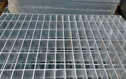 鋼格柵G503/30/50W熱浸鋅對(duì)插型格柵，適用于脫硫塔平臺(tái)